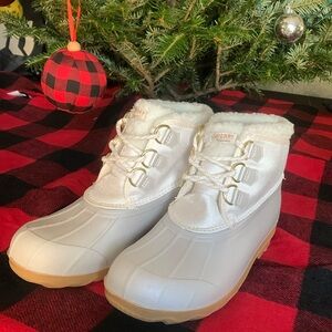 Sperry Port Alpine White, Silver, and Gold Snow Boot. Size 6M NWOT.